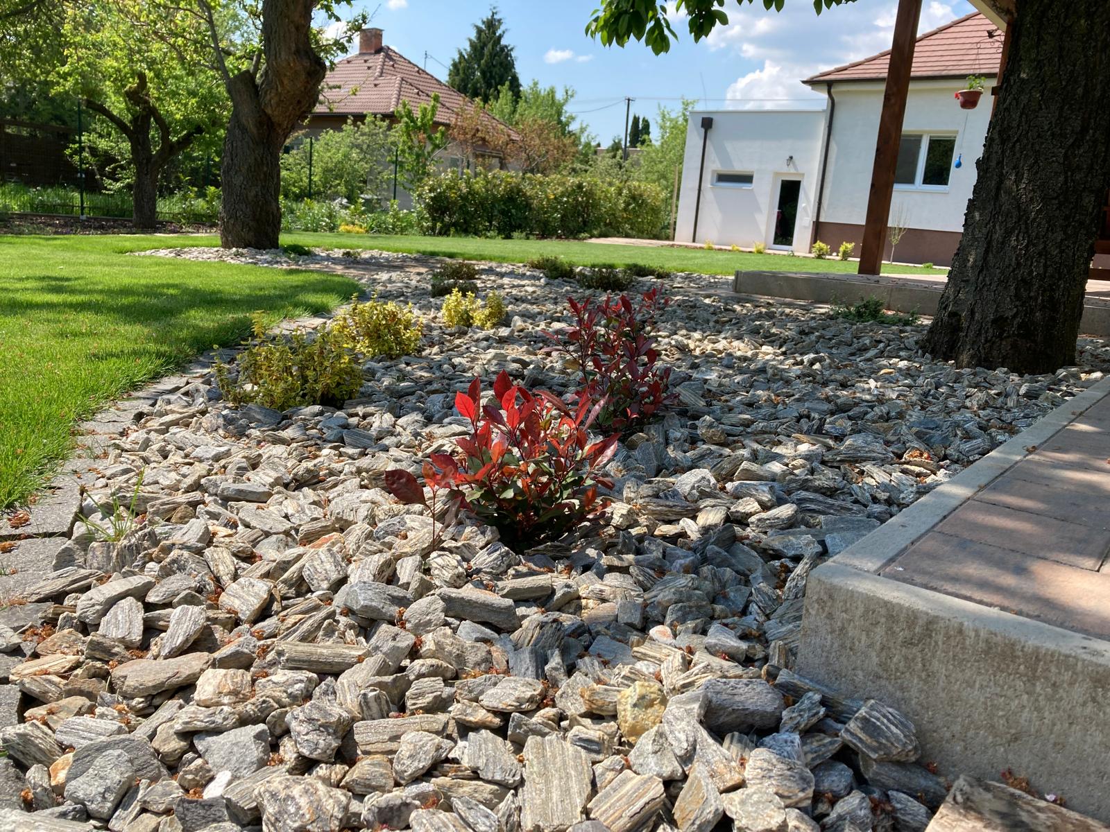 Realizácia záhrad Nové Mesto nad Váhom – úprava terénu a tvorba modernej záhrady.